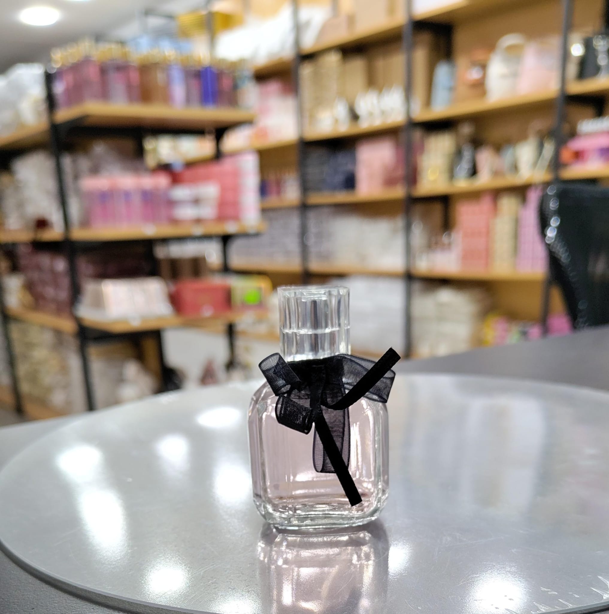 عطر توزيعات مع ببيونه